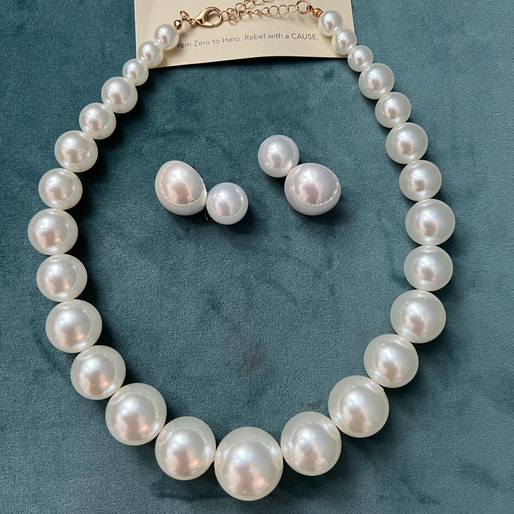 O La Maison Baroque Pearl Necklace and Earrings - Picture 4 of 5